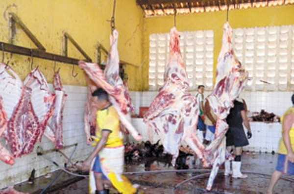 O matadouro de Quixelô atende à demanda de Iguatu. Mas além das instalações precárias também há a denúncia de abate clandestino FOTO: HONÓRIO BARBOSA