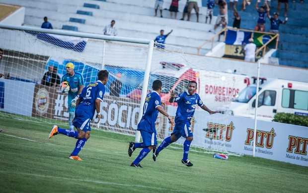 Da Silva fez um dos gols da vitória por 3 a 0 do Confiança contra o Fortaleza (Foto: Fillipe Araújo-ADC)