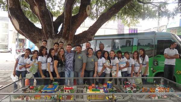 O prefeito Aderilo visitou o ônibus escola do Detran (Foto: Fernandes Neto)