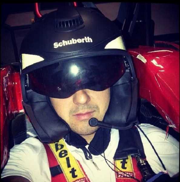 Enquanto o carro não fica pronto, Felipe Massa testa no simulador da Ferrari (Foto: Reprodução Instagram)