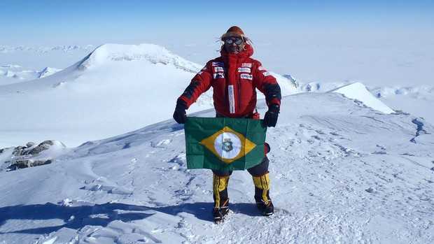 Rosier, no topo do Monte Vinson, na Antártida. Everest será o próximo cume. (Foto: Arquivo Pessoal)