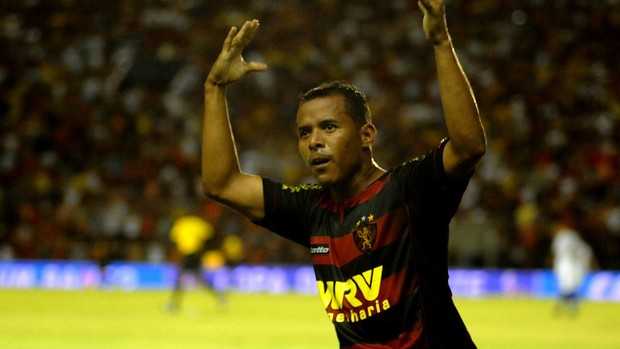 Marcos Aurélio marcou um golaço no jogo com o Fortaleza e encaminhou vitória rubro-negra (Foto: Aldo Carneiro / Pernambuco Press)