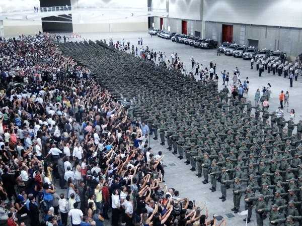 O ´mar verde´ formado pelo novos policiais militares invadiu as dependências do Centro de Eventos do Ceará, na solenidade de posse dos 920 soldados (Foto: Divulgação)