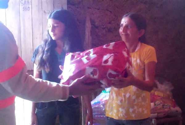 Família beneficiada com a cesta básica (Foto: Cavalcante Neto)