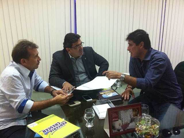 Aderilo e Agenor em reunião com secretário do Desenvolvimento (Foto: Blog da Prefeitura)