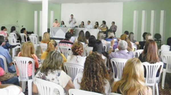 Treinamento de formadores dos núcleos de Iguatu e Icó. Ao retornarem aos seus municípios, os técnicos capacitarão os professores Fotos: Honório Barbosa