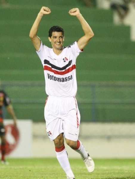 De falta, Luciano Sorriso marcou o primeiro gol (Foto: Miséria.com / Futura Press)