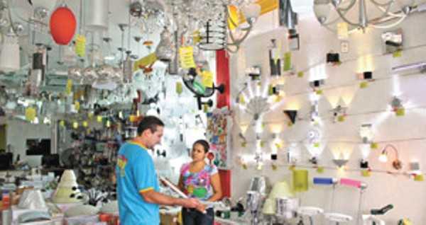 Com variados modelos e preços atraentes, as luminárias com lâmpadas de Led lideram a preferência dos consumidores FOTO: HONÓRIO BARBOSA