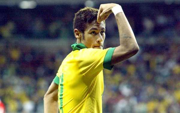 Defendendo a Seleção, Neymar não sabe o que fazer para agradar ao torcedor (Foto: EFE)