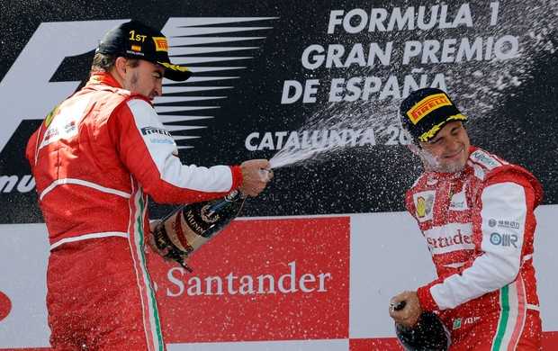 Felipe Massa comemora primeiro pódio com parceiro Fernando Alonso, vencedor da corrida (Foto: AP)