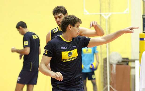 Bruninho dá orientações durante o treinamento em Saquarema (Foto: Divulgação / CBV)