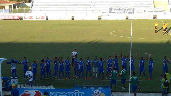 Momento em que o time do Iguatu entra em campo para mais uma partida diante sua torcida (Foto: Juan Carlos)