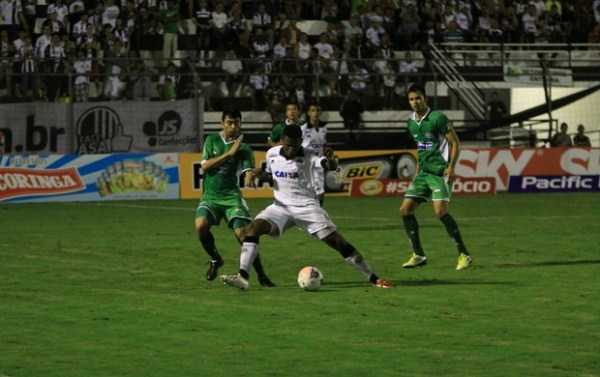 Lúcio Maranhão foi o grande destaque da partida (Foto: José Feitosa/Gazeta de Alagoas)