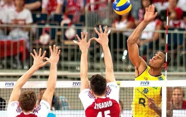 Lucarelli estreou como titular contra a polônia (Foto: Agência EFE)