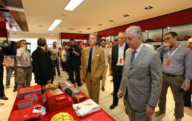 Luca di Montezemolo (terno bege) em reinauguração do Museo da Ferrari em Maranello (Foto: Divulgação)