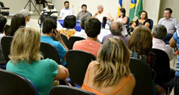 Durante a entrevista coletiva, realizada na manhã de ontem, o prefeito de Juazeiro, Raimundo Macedo, disse haver distorções na interpretação da lei que deverá ser sancionada foto: elizângela santos