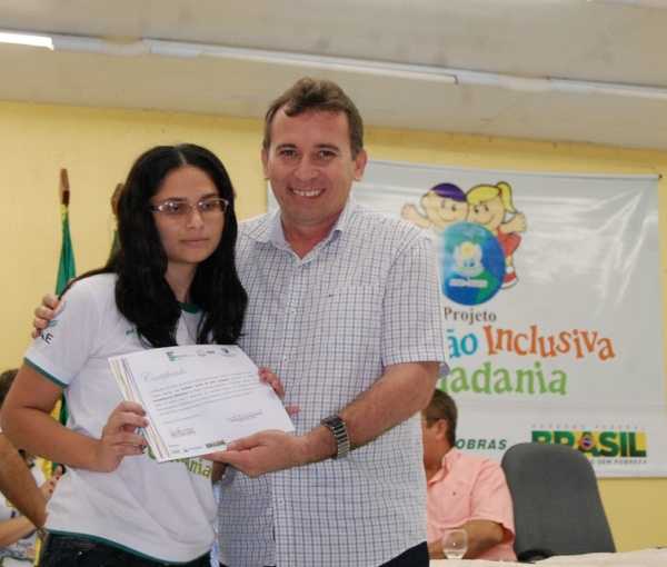 Prefeito fez a entrega de certificados aos participantes do curso promovido pela APAE Iguatu – Foto: W Belém