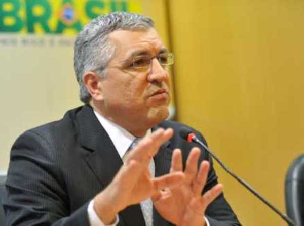 Ministro Alexandre Padilha garantiu que médicos brasileiros terão prioridade no processo