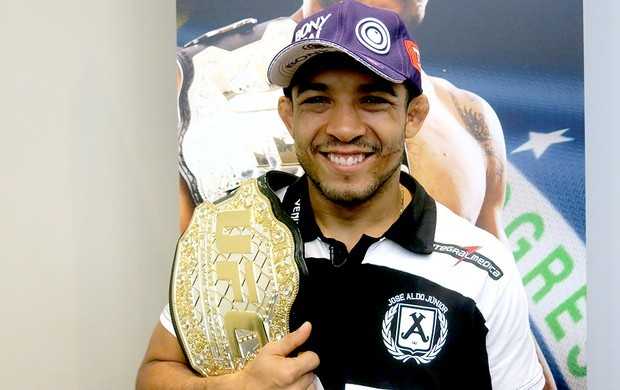 José Aldo com o cinturão dos penas do UFC: vai para os leves? (Foto: Adriano Albuquerque)