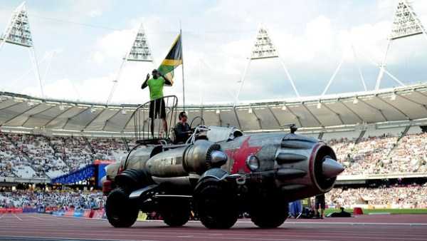 Bolt entra no Estádio Olímpico de Londres em um estranho carro (Foto: Getty Images)