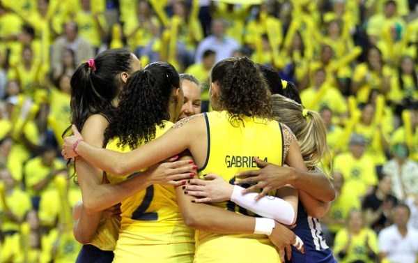 Meninas comemoram mais um ponto em cima das polonesas (Foto: Divulgação / FIVB)