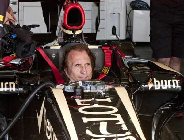 Campeão mundial em 1972 e 1974, o brasileiro Emerson Fittipaldi experimenta o cockpit de uma Lotus de 2010, pouco antes de acelerar o modelo na França (Foto: Divulgação Circuito de Paul Ricard)