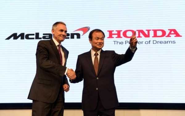 Marin Whitmarsh e Takanobu Ito durante anúncio da parceria entre McLaren e Honda (Foto: AFP)