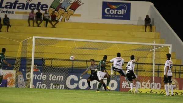 Tadeu abriu o marcador para o Icasa logo aos sete minutos da primeira etapa, no Estádio Romeirão (Foto: Normando Sóracles/Agência Miséria de Comunicação)