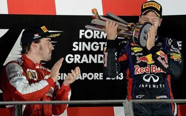 Alonso aplaude Vettel no pódio. Espanhol foi superado por alemão (Foto: AFP)