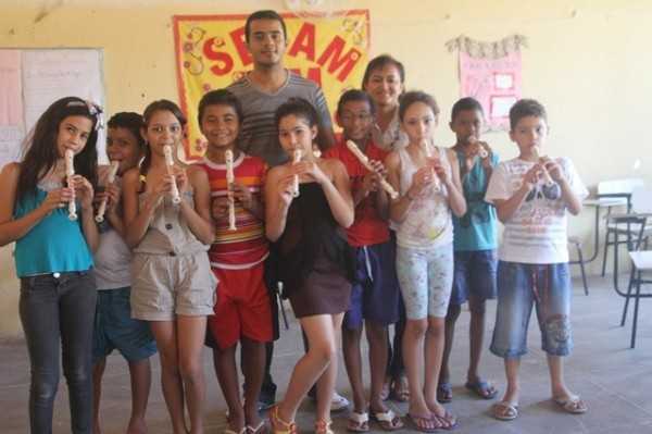 Turma de flauta de Iguatu com o professor Michael Prudêncio (Foto: http://prefeituradeiguatu.blogspot.com.br)