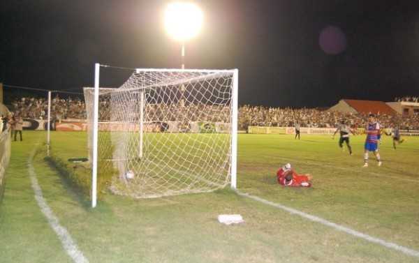 Júnior Barbosa abriu o placar com um golaço de fora da área (Foto: Jackson Rodinneli / TV Paraíba)
