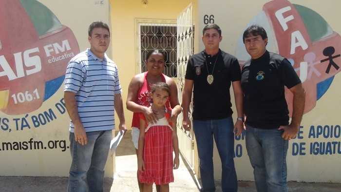 Policiais Ivanilton, Diego e Fernando, ajudaram a mãe da criança (Foto: Fagner Leandro)