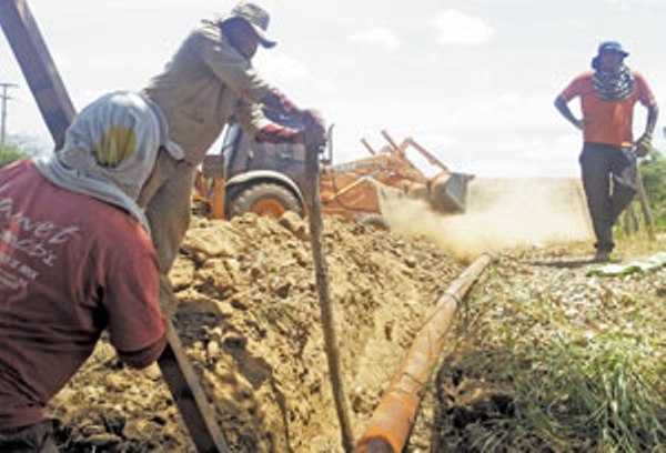A previsão de conclusão das obras da adutora é de 60 dias. Dois quilômetros de cano são instalados por dia pelos operários FOTO: LINDOMAR RODRIGUES