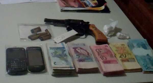 Arma, dinheiro e drogas apreendidos pela polícia (Foto: Cavalcante Neto)