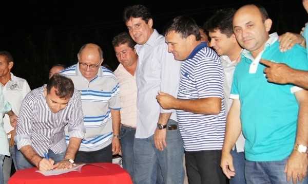 Prefeito Aderilo Alcântara autoriza a pavimentação de mais 8 Km de asfalto.