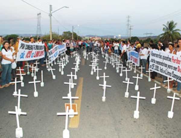 Na manifestação realizada no trecho perigoso da rodovia, populares conduziram cruzes de madeira, cartazes e faixas, em sinal de protesto FOTO: HONÓRIO BARBOSA