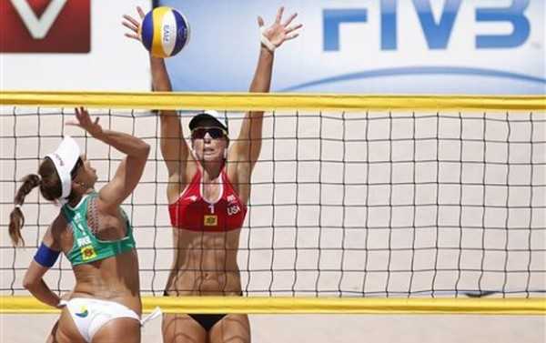 Maria Clara enfrenta o bloqueio da americana Laura Fendrick no Circuito Mundial (Foto: Divulgação FIVB)