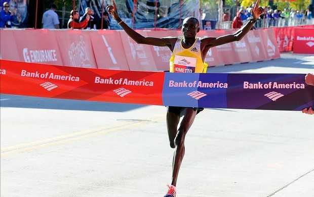 Dennis Kimetto vence Maratona de Chicago e fica a 22 segundos do recorde mundial (Foto: Getty Images)