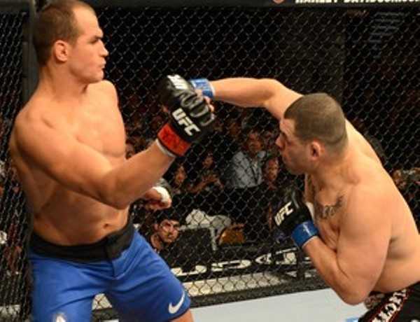 Cigano tenta escapar de golpe de Velasquez na luta de dezembro UFC 155 (Foto: Getty Images)