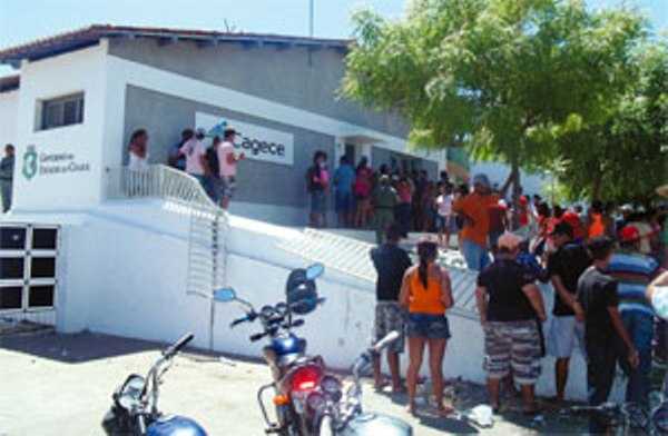 Em clima de revolta, os manifestantes destruíram a grade na entrada do prédio e invadiram o escritório, quebrando portas, janelas, divisórias, lâmpadas e computadores. Somente após isto, a Polícia Civil conteve a violência FOTO: EDILEUDO LOPES