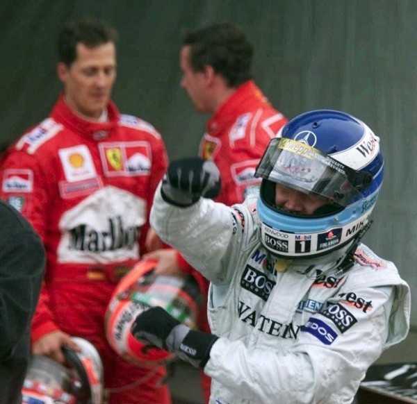 Antes da série de títulos com Ferrari, Michael Schumacher amargou jejum de quatro anos, dois deles com derrotas para o finlandês Mika Hakkinen (Foto: Getty Images)