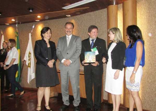 Representantes de Iguatu ao lado da ministra Gleisi Hoffmann Casa Civil); ministro Aluízio Mercadante (educação) e Tereza Campelo (MDS)