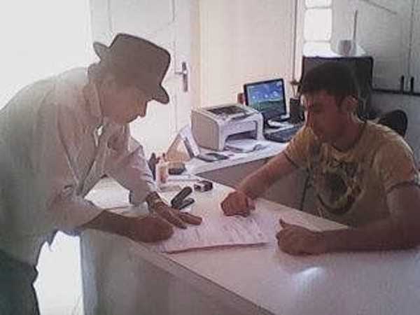 Criador declarando a vacina - Foto Elkson Soares