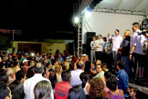 Governador Cid Gomes negociou com os universitários para viabilizar a realização do ato de entrega da Policlínica. Depois, visitou com eles as obras do campus multi-institucional que vai abrigar cursos superiores FOTO: HONÓRIO BARBOSA