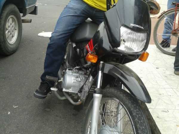 Moto envolvida no acidente (Foto: Fagner Leandro)