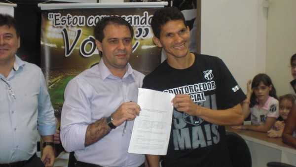 Magno Alves renova com Ceará para 2014 (Foto: Thaís Jorge)