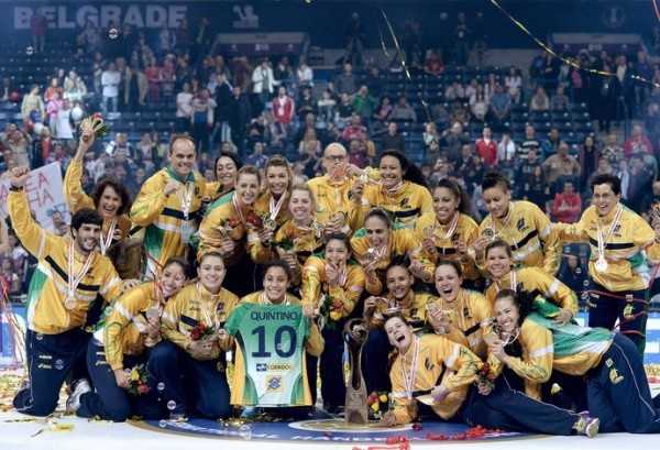 A foto do título: seleção brasileira festeja a inédita conquista do Mundial de Handebol (Foto: EFE)