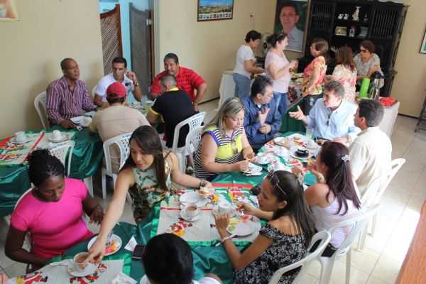 Café da manhã reuniu médicos cubanos na casa paroquial em Iguatu. Foto: HB