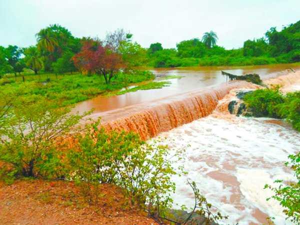 Em Cariutaba, zona rural de Farias Brito, a pequena barragem sangrou, não suportando a força das águas. A estrada vicinal que dá acesso à comunidade ficou prejudicada, comprometendo o acesso à localidade ROBERTO CRISPIM