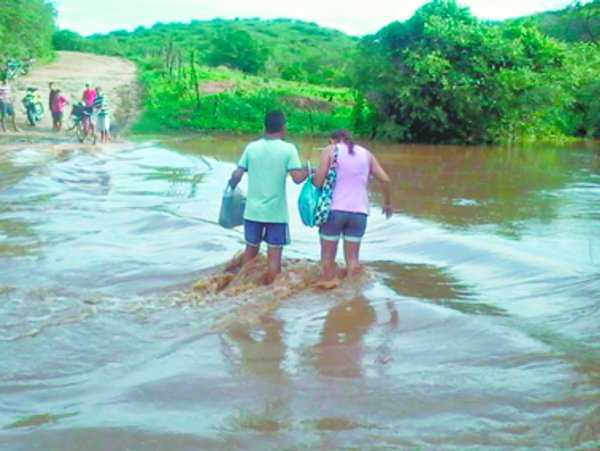 Em Barro, as precipitações fizeram com que a estrada que dá acesso às regiões de Pitombeira e Riachão permanecesse intrafegável durante o sábado